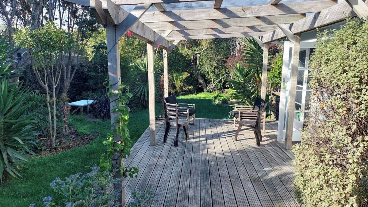 Pukerua Bay House | Warm and colourful, with beach and birdsong