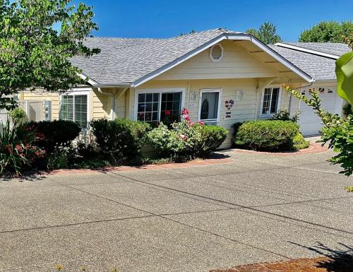 Grants Pass House | Warm and Inviting