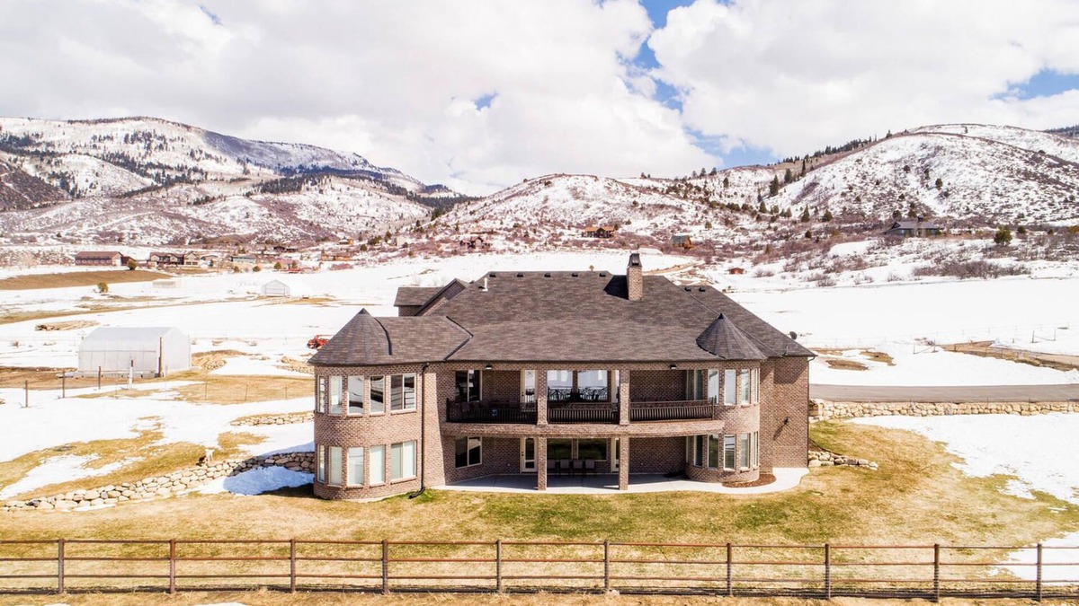 Kamas House | Warm and Luxurious Mountain Mansion near Park City