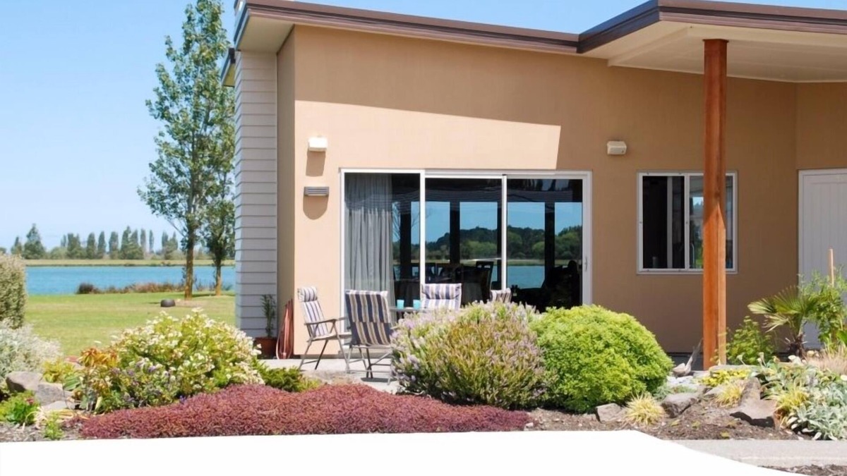 Huntingdon House | Warm and peaceful with unobstructed lake views.