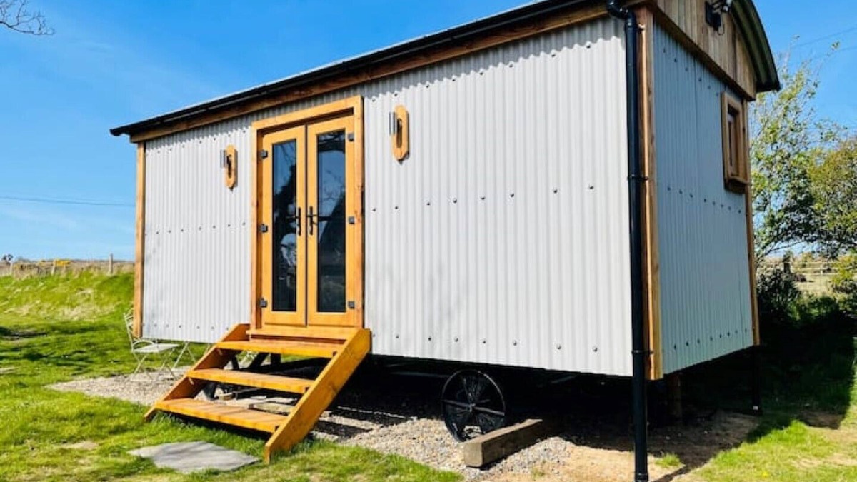 Goodwick Cabin | Warm, cosy Shepherds Hut near coastal path!