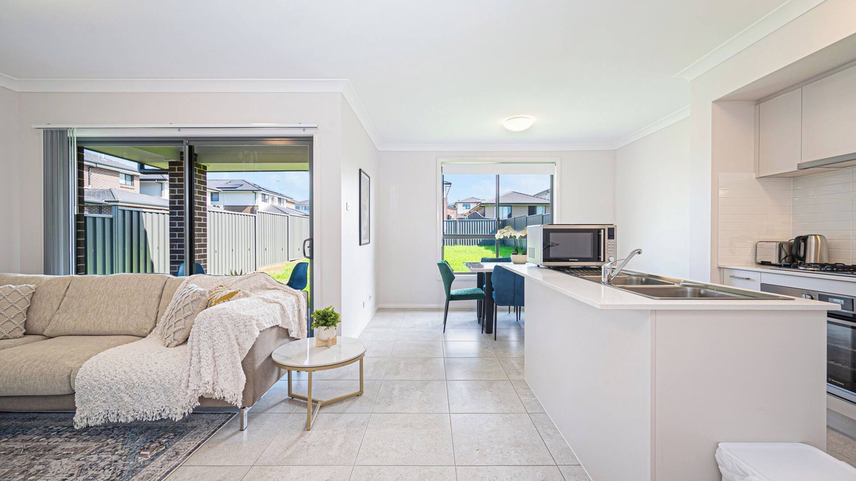 Leppington House | Warm &Cozy 5Br house near train station