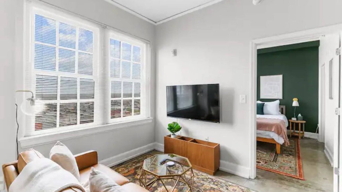 Civil Rights Historic District Apartment | Warm Cozy Historic Downtown APT - Free Parking