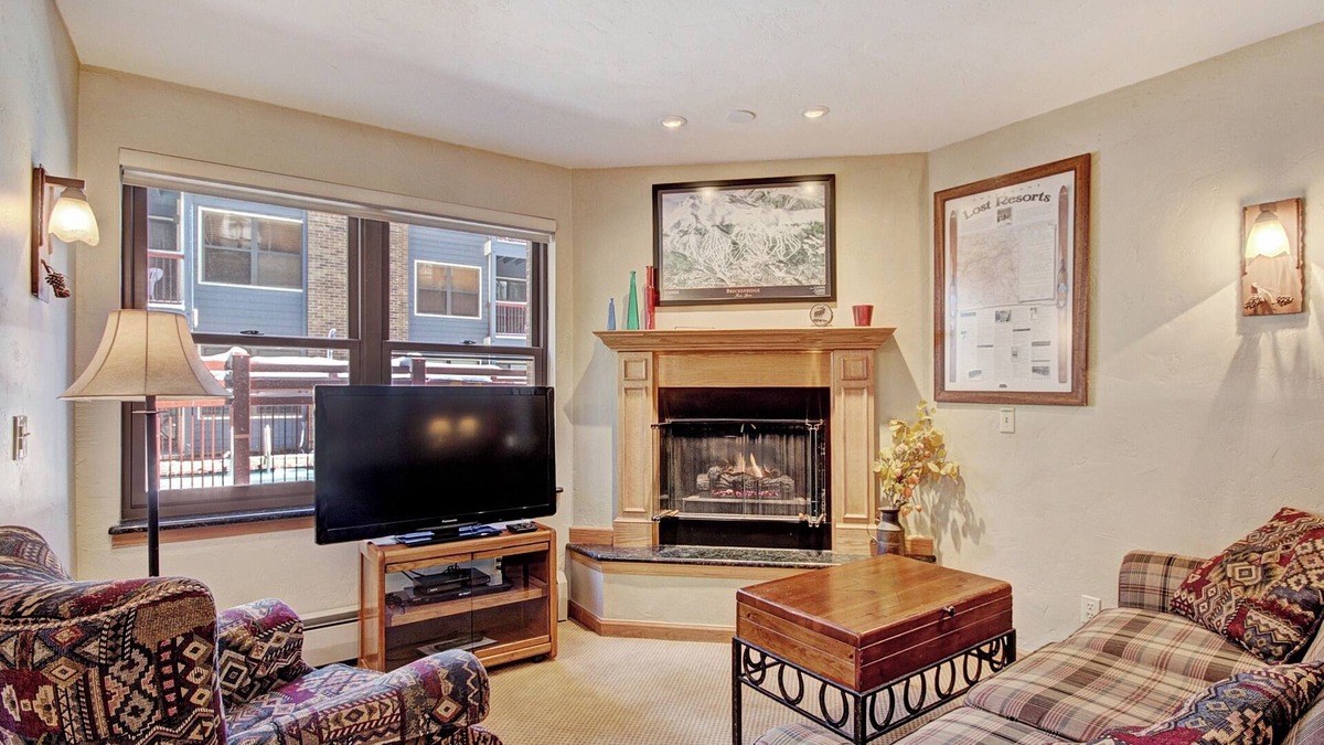 Historic District Condo | Warm , Inviting 1Br Winter Escape-Perfectly located Downtown by RedAwning