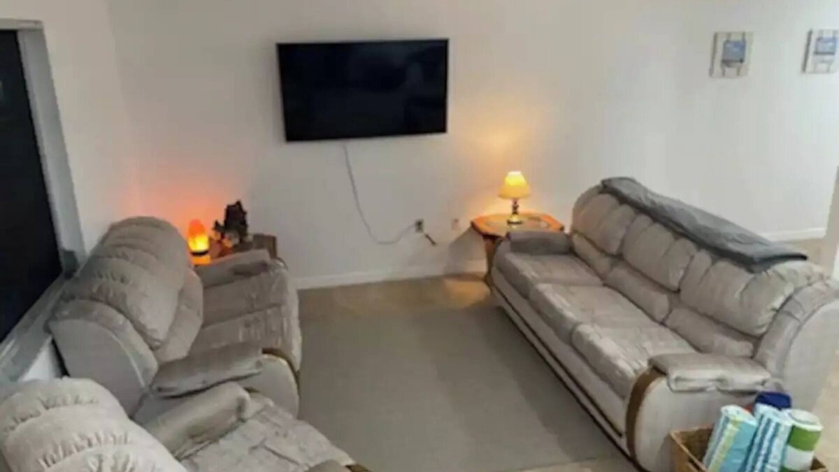 Warm Mineral Springs House | Warm Mineral Springs is .4 tenths of a mile away.n