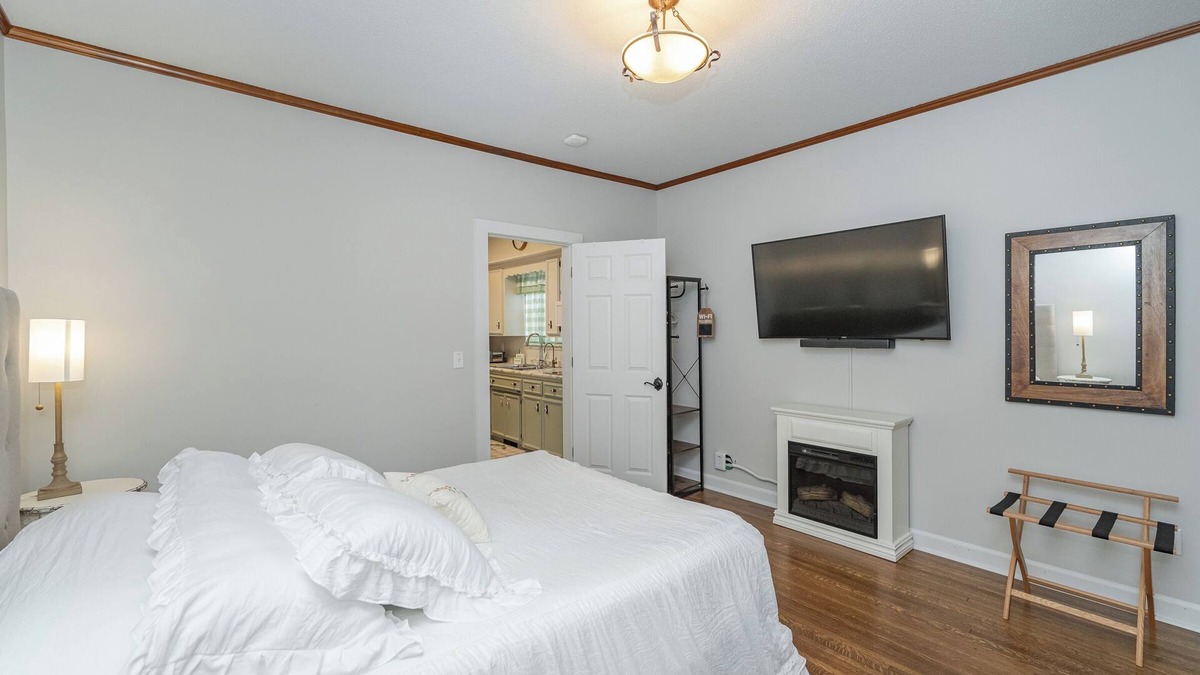 Kutzky Park Apartment | Warm Nest Inn - Spacious, Luxurious 2-bedroom, one block to St Mary's