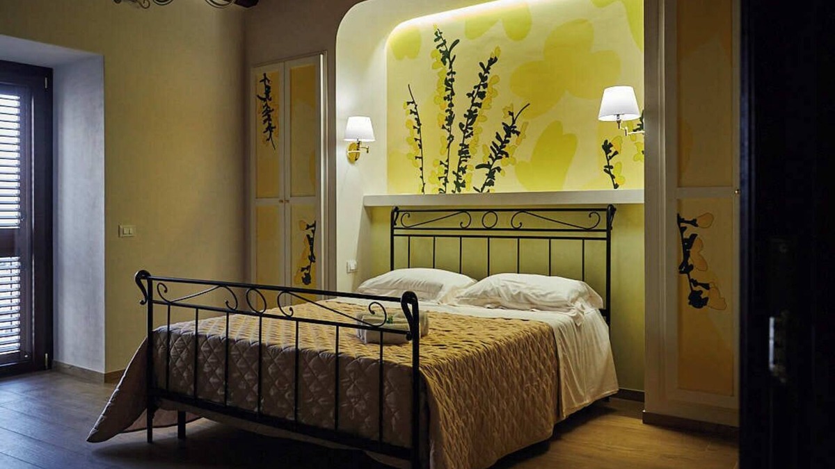 Caccamo House | WARM ROOM, OVERLOOKING THE COURSE, SPACIOUS AND FRESHLY RENOVATED