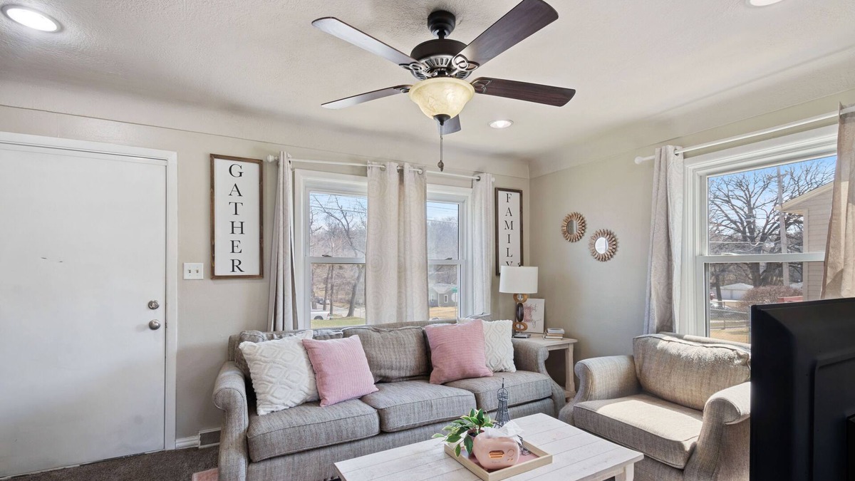 Des Moines House | Warm & Welcoming House, Cozy vibes & Free snacks