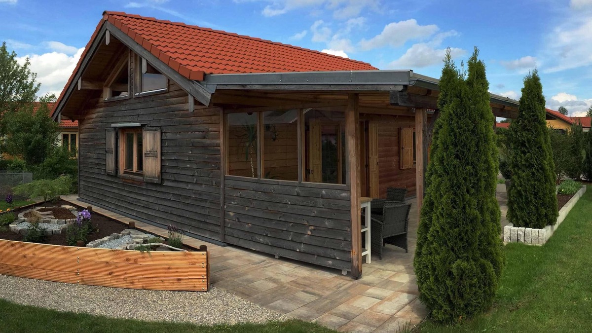 Dachau District House | Warmly decorated wooden house in the countryside near the lake