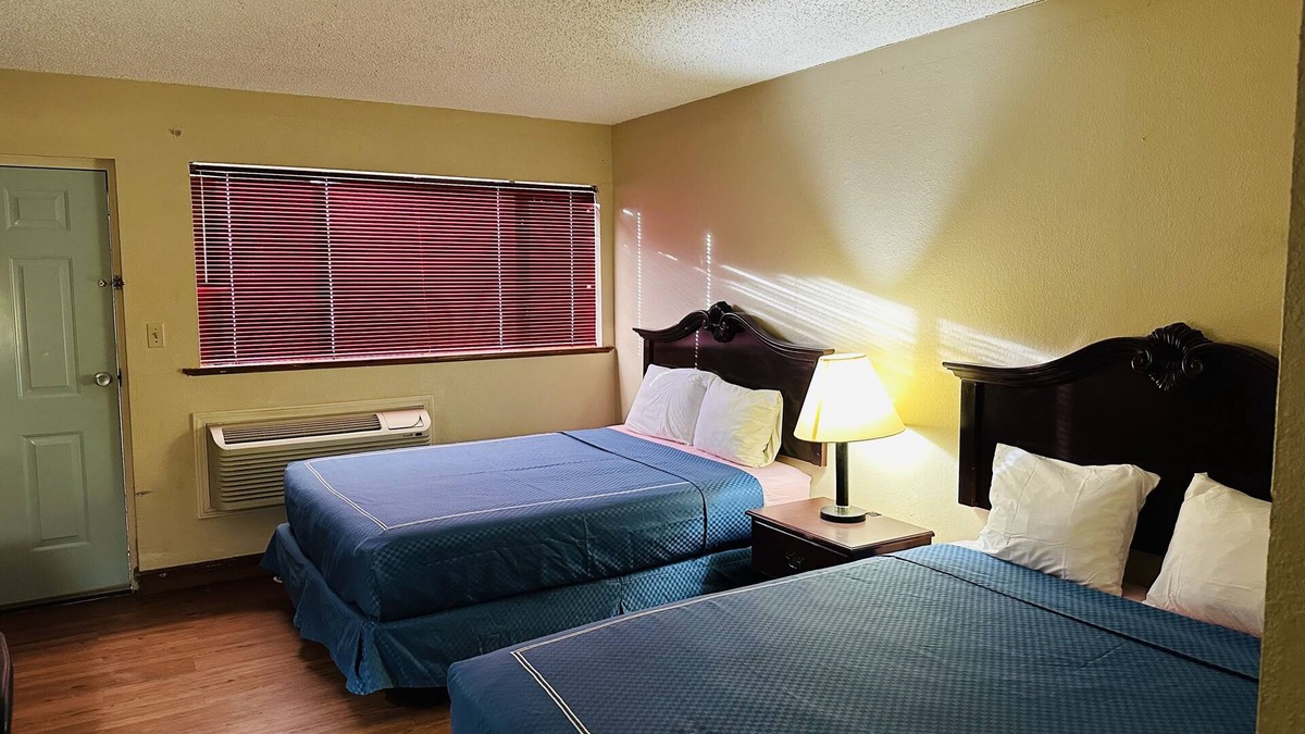 Plainview Hotel | Warrick Plaza Inn