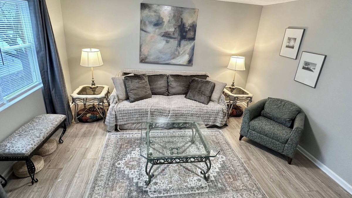 Hickory Apartment | Washer, Dryer, Desk, Smart TV, Blackout Shades, Fully Stocked Kitchen Cookware