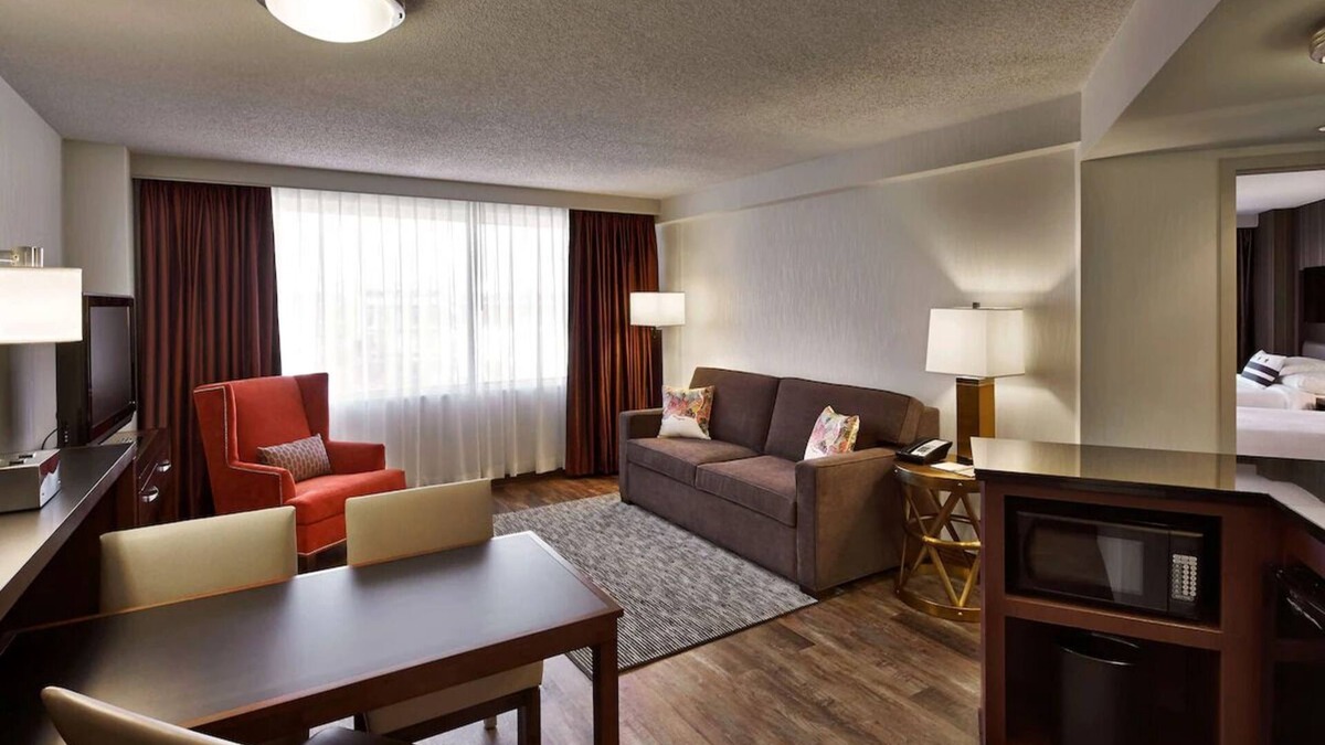 Friendship Heights Hotel | Washington DC Suites with Metro Connection | Indoor Pool | 4 Units