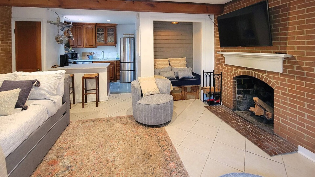 Old Town Alexandria Apartment | Washington Family Property, Lower Carriage House in Old Town on 107 S Lee Street