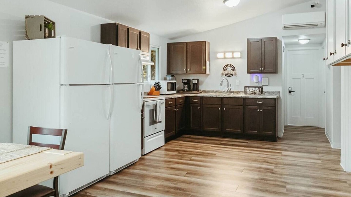 Plover Apartment | Washington Manor Room #4