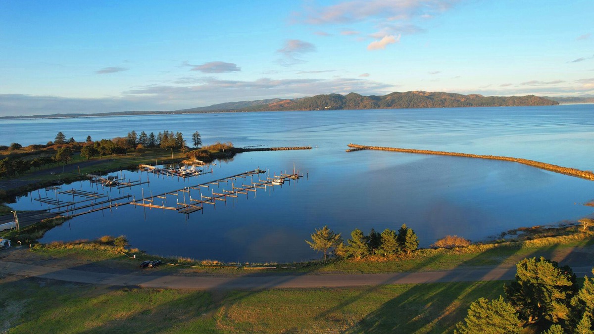 Hammond House | Watch Cargo ships - River View - HOT TUB + Rec Room - Near Ocean & Fort Stevensn