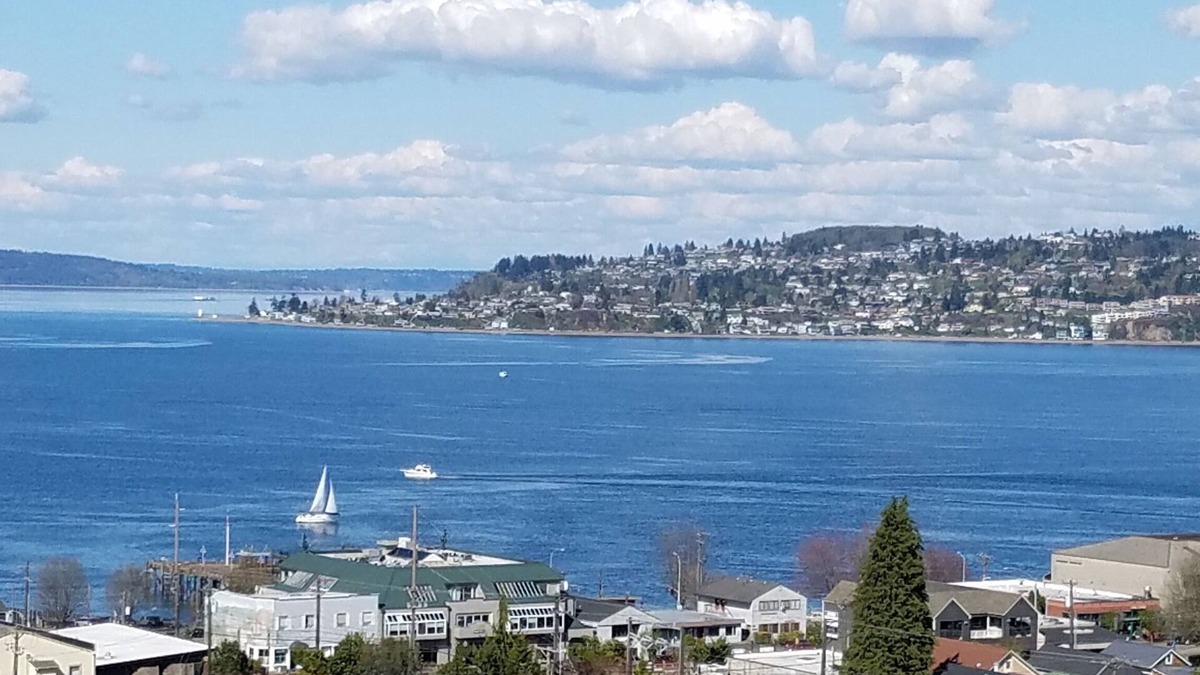 North End House | Watch Ships Come into Port from Bed-