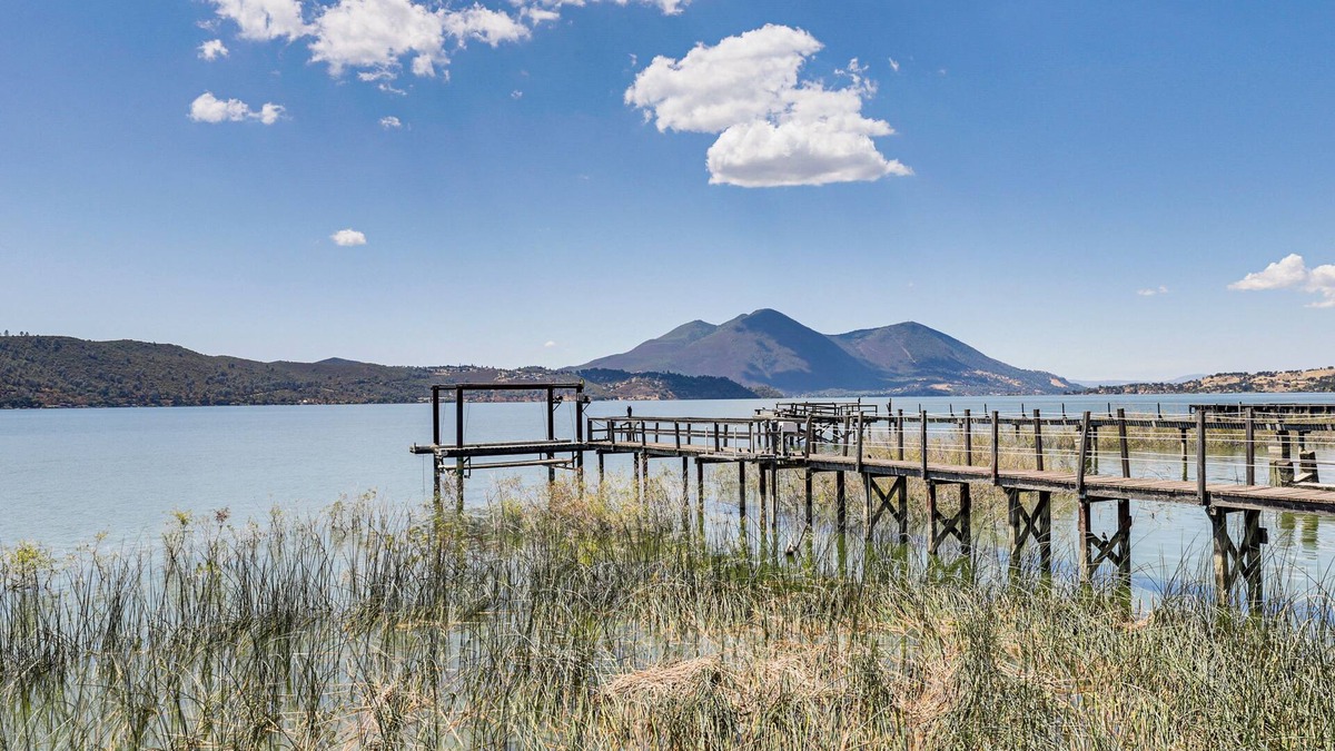 Clearlake House | Watefront Getaway w/Mtn Views & Dock in Clearlake