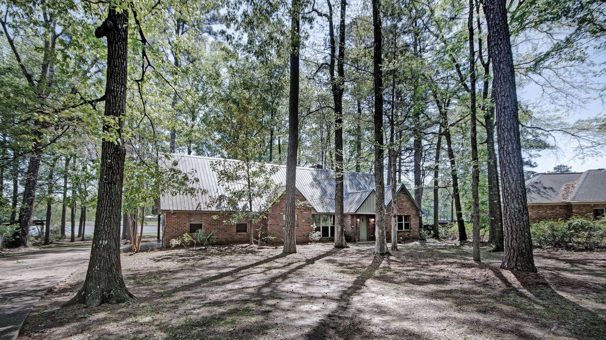 Flowood House | Water Access 6BR/3BA w/Porches & Room for 14