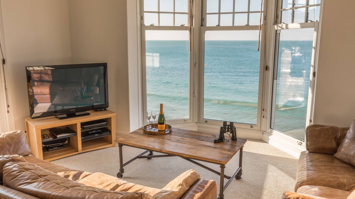 Totland Bay Apartment | Water's Edge Apartment, luxury, 3 bed, sleeps 6