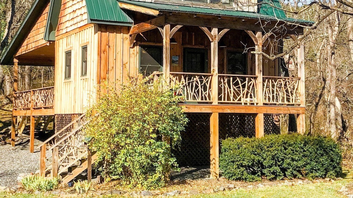 Dillsboro Cabin | Water's Edge Cabin -- waterfront cabin within walking distance to Dillsboro, NC
