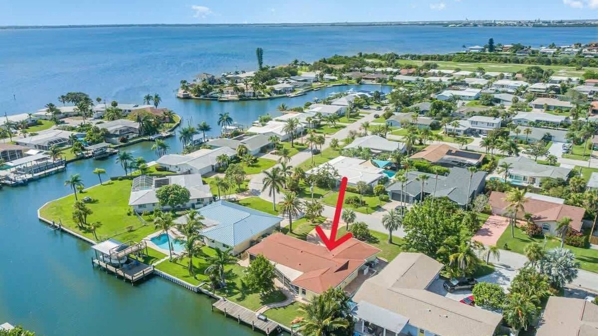 Venetian Way House | Water's Edge Retreat: 3B/2B Canal Front Home