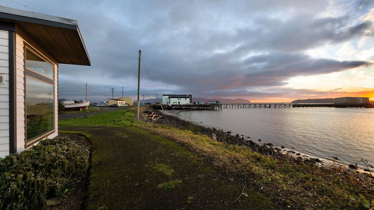 Garibaldi Cottage | Water & Sunset Views-with AC, WiFi in Garibaldi