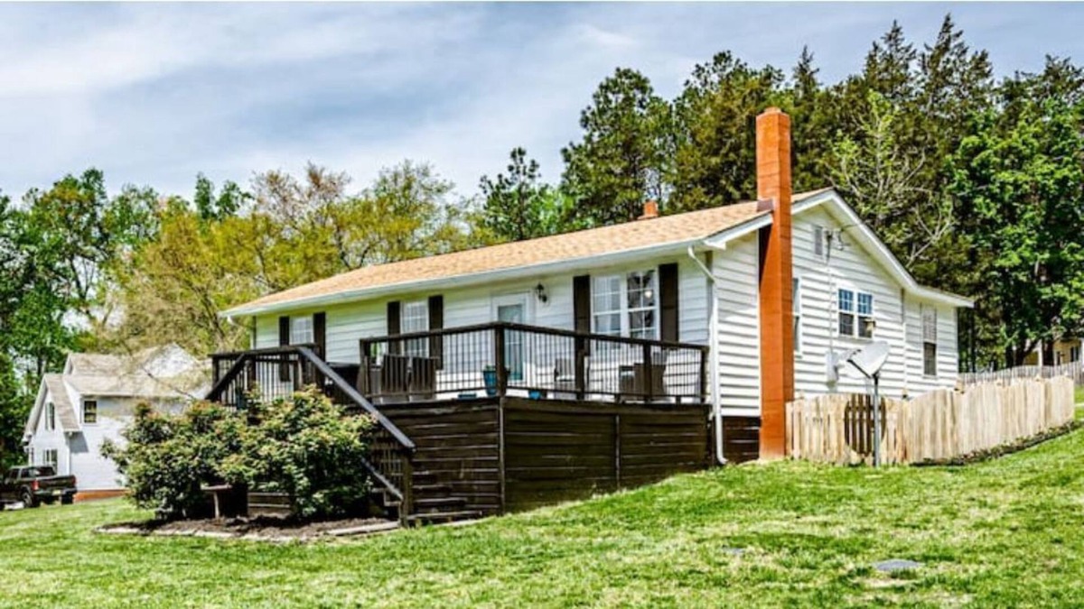 Midlothian House | Water View - 1 Acre, Great Location! Chickens!