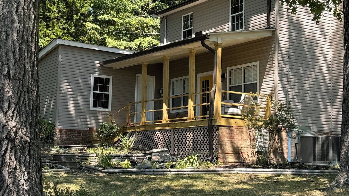 Camden House | Water view 3-bedroom house in Camden with AC and WiFi walking distance to lake