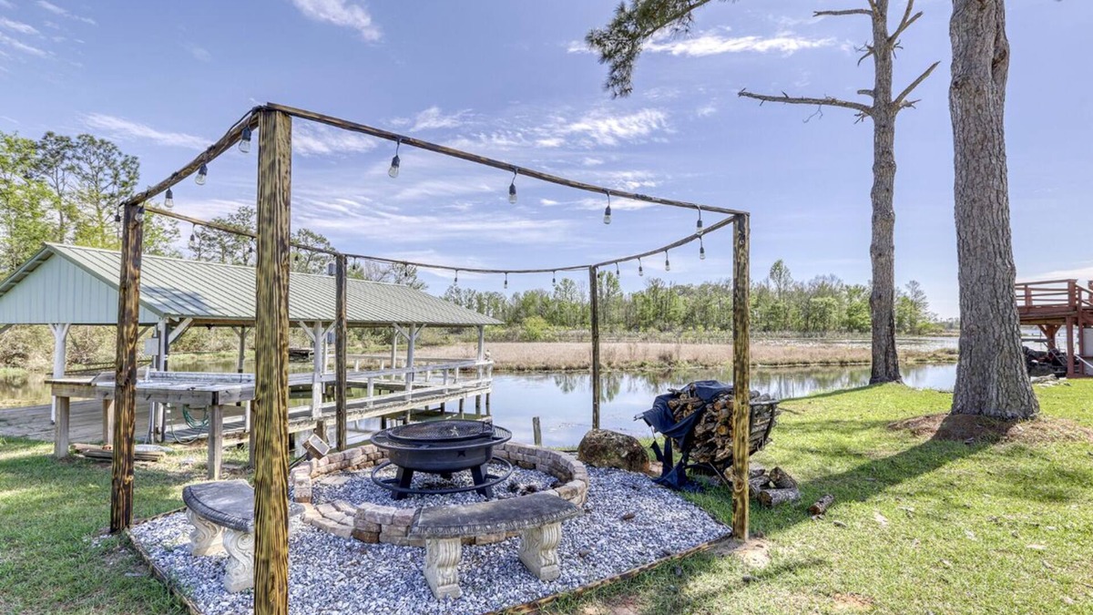 Donalsonville House | Water view,just at ten feet from backyard,kids can fish from the dock,bar&grill.