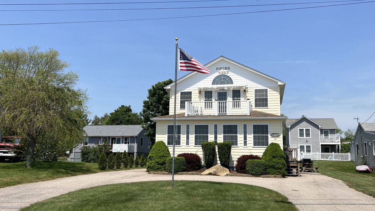 Snug Harbor House | Water View " THE PIPERS NEST " - minutes to the beach, located in Snug harbour !