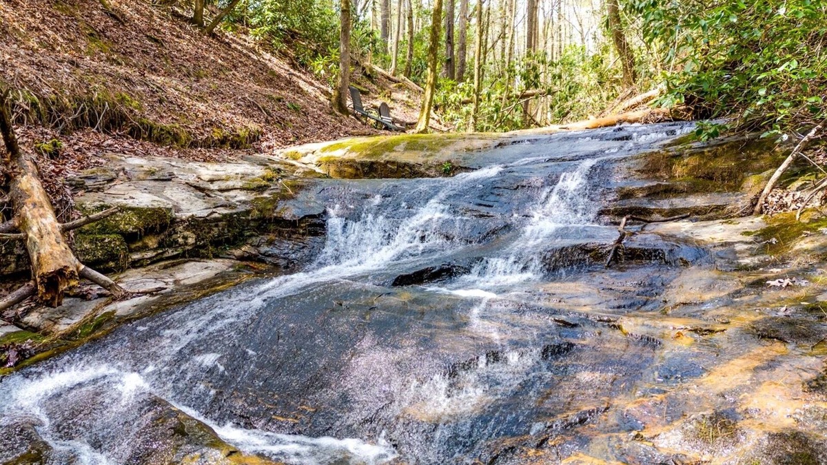 Helen Cabin | Waterfall Cabin, newly re-designed cabin near Helen - Mountain Paradise