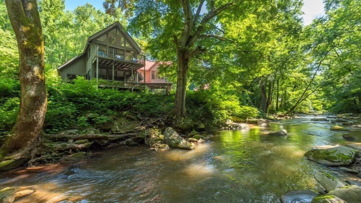 Lynn House | Waterfall Escape Fire Pit Riverfront Peaceful
