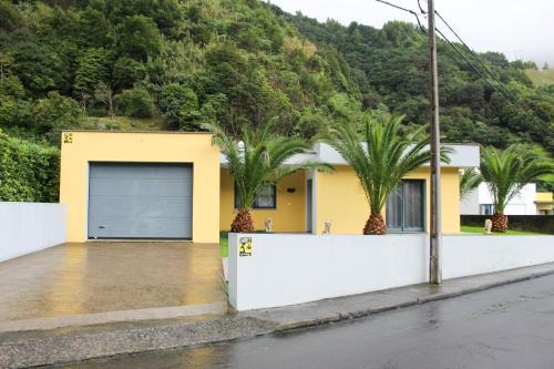 Faial Da Terra House | Waterfall House