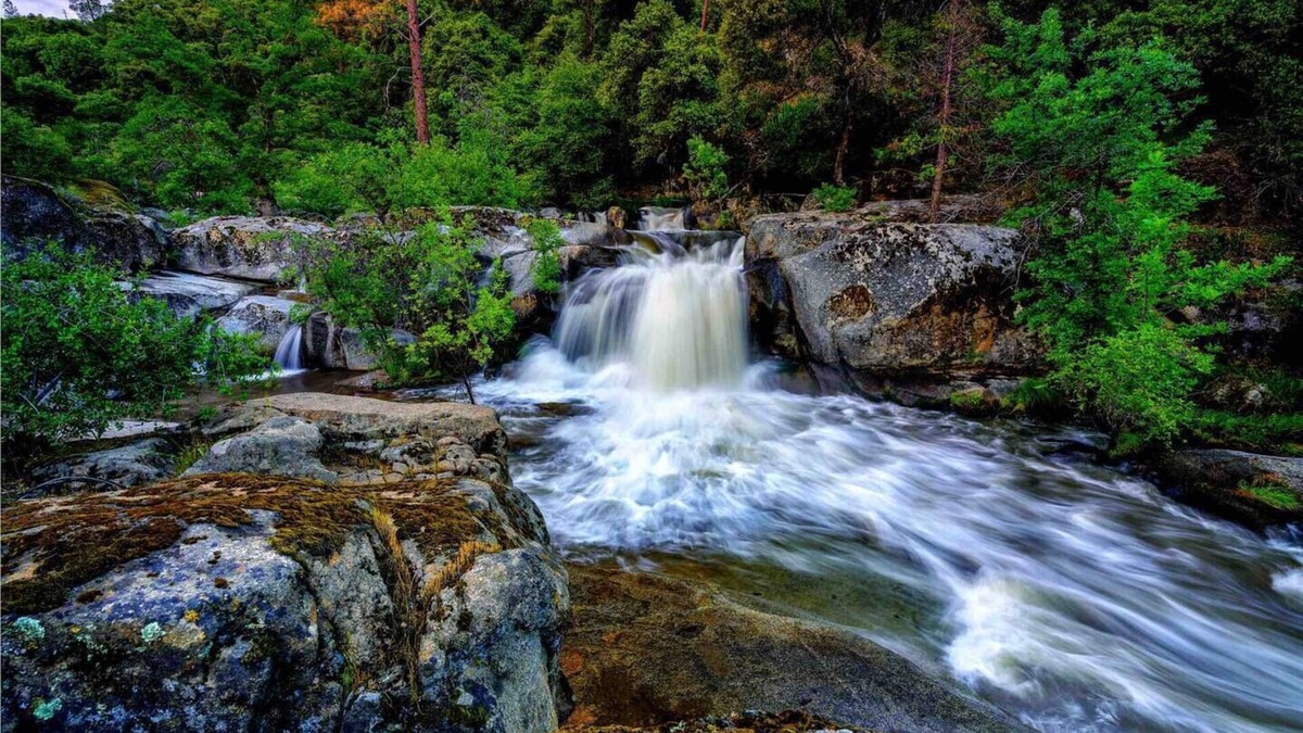 Yosemite Forks House | Waterfall Lodge near Yosemite. Playground, Hot Tub