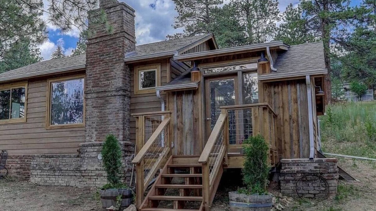Evergreen Cabin | waterfall/stream, sauna, fireplace, hammock, full kitchen