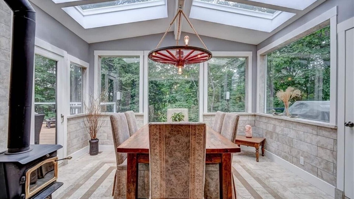 Bracebridge House | Waterfalls * Hottub * Sauna * WIFI * FIREPIT * Luxury