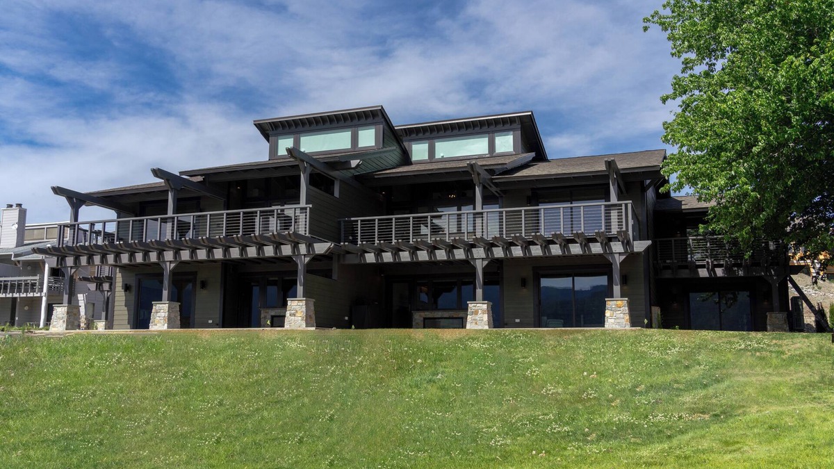 Wapato Point Condo | Waterfont Luxury- Yacinde B4