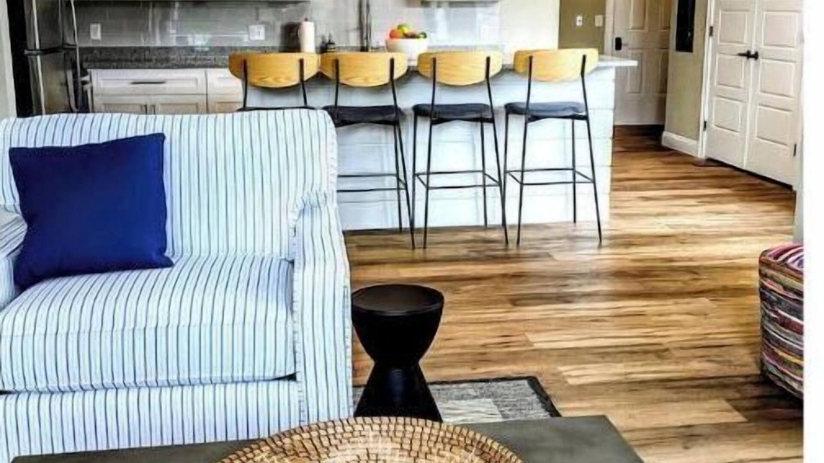 Central Waterford Apartment | Waterford, CT - Beautiful 2 Bedroom/2 Bath, 2nd Floor Apartment, 1,252SF