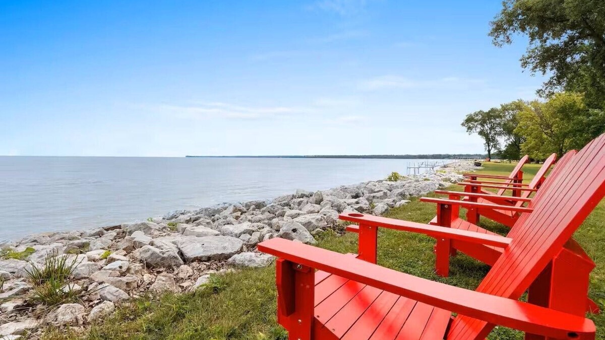 Green Bay House | Waterfront 3-bedroom house on the Bay of Green Bay with AC, WiFi