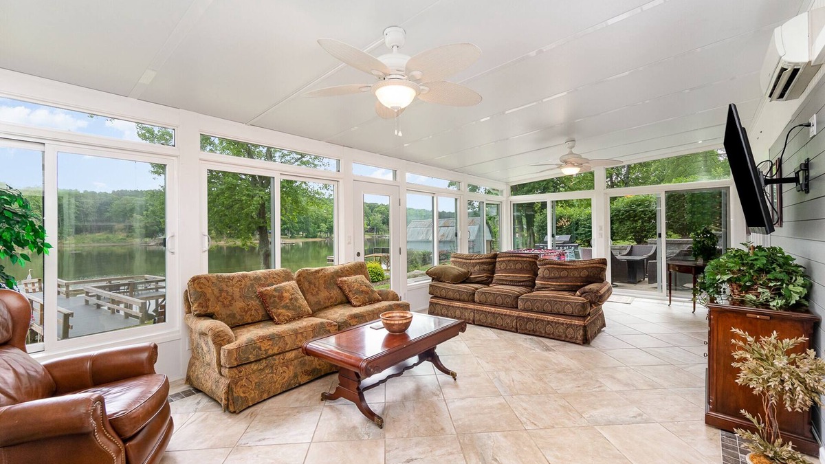 Southmont House | Waterfront 3 suites and 3 bathrooms. True lake living.