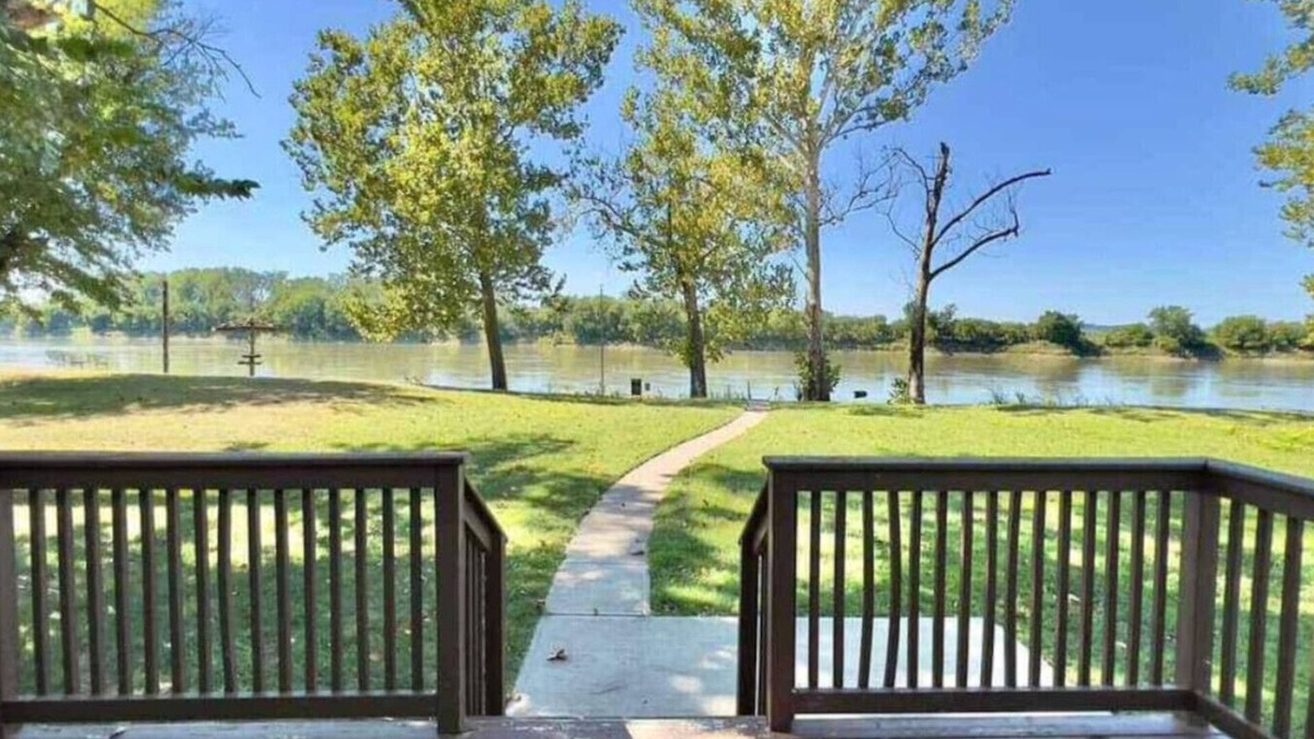 Bendena House | Waterfront 3bd House w/Sunset View & Fenced Yard