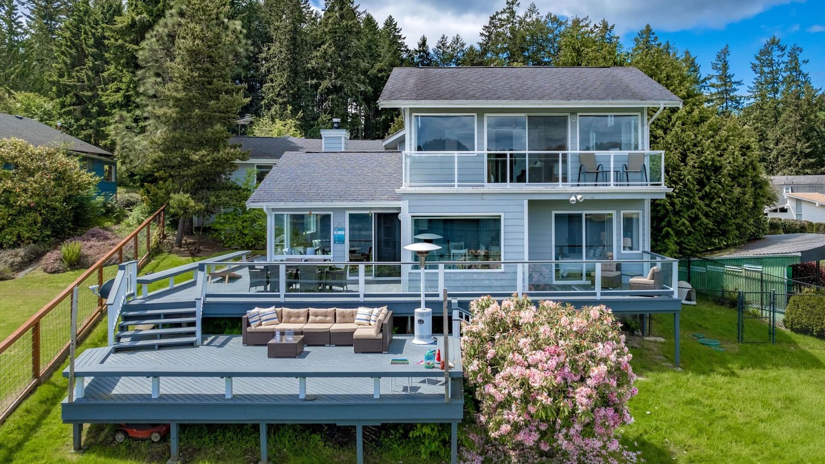 Longbranch House | WATERFRONT 3BR/2BA MT RAINIER VIEWS, PRIVATE BEACH