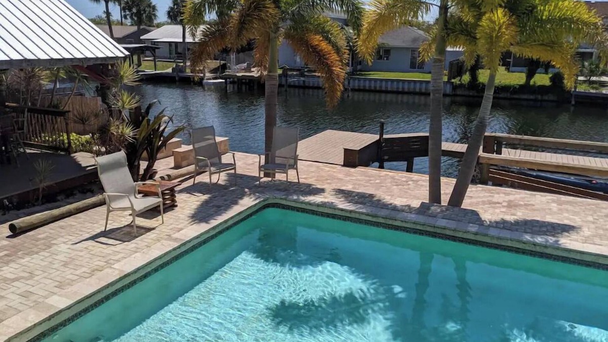 Hampton Homes House | Waterfront 4 bed 3 bath steam sauna pool tiki bar Heated Pool to 70 Hot Tub