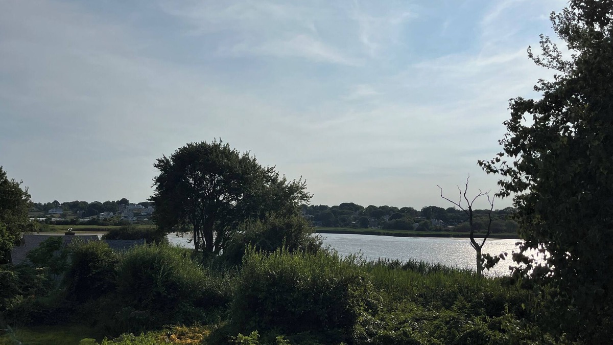 Bonnet Shores House | Waterfront 4 Bedroom House with Beautiful Views - Short Walk to Kelly Beach!