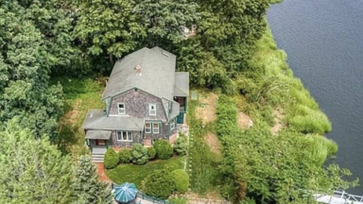 East Greenwich House | Waterfront 4bed, 3.5bath home in downtown East Greenwich walk to Main Street!
