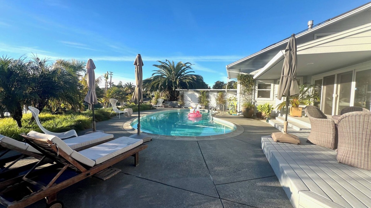 Country Club Villa | WATERFRONT 5-bedroom villa in San Rafael with Hot Tub and Heated Pool