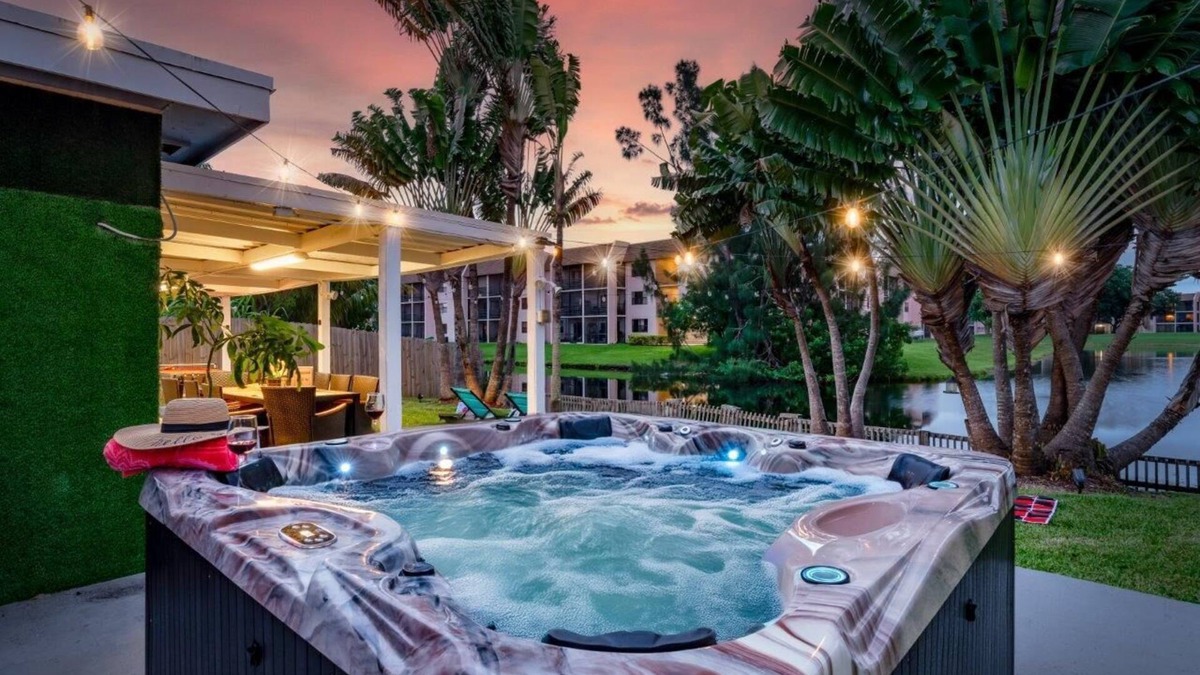 Sunrise Villa | Waterfront, 7s Hot Tub, 5 Min to Sawgrass Mall - Biggest Outlet Mall in US