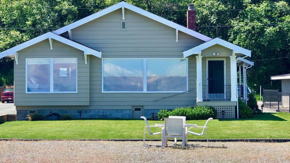 Clinton Cabin | WATERFRONT BEACH CABIN ON COLUMBIA BEACH DRIVE - MINUTES FROM THE FERRY!