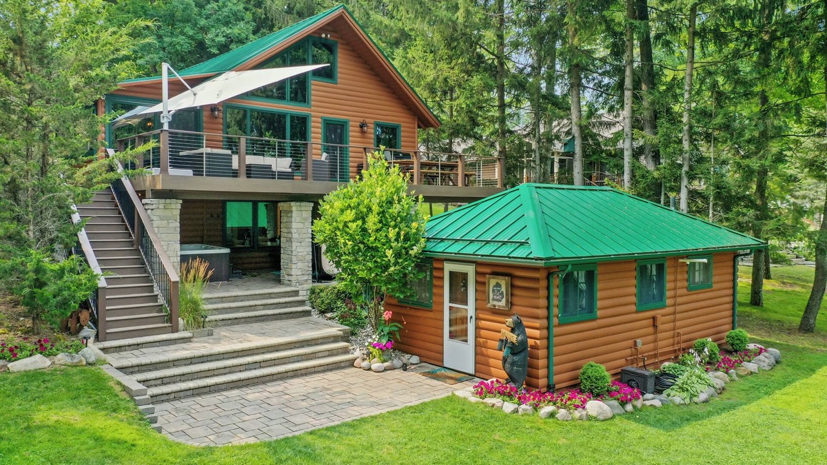 Higgins Lake House | Waterfront/Beach/HotTub/Boat Mooring/Foosball@LittleBear-Perfect for 2 families!