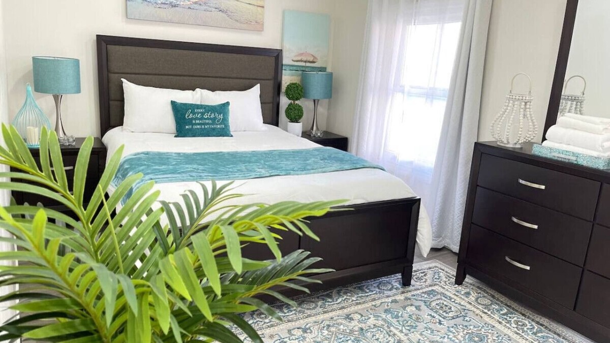 Bellmore House | Waterfront Beach House 30 Min from New York City